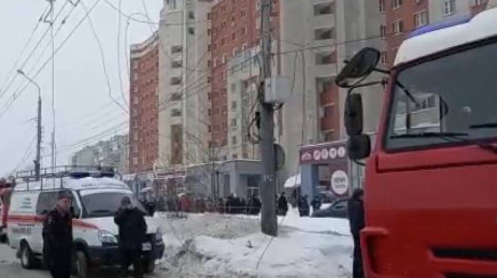 Нижегородские спасатели достали из-под завалов обрушенной пристройки живую женщину