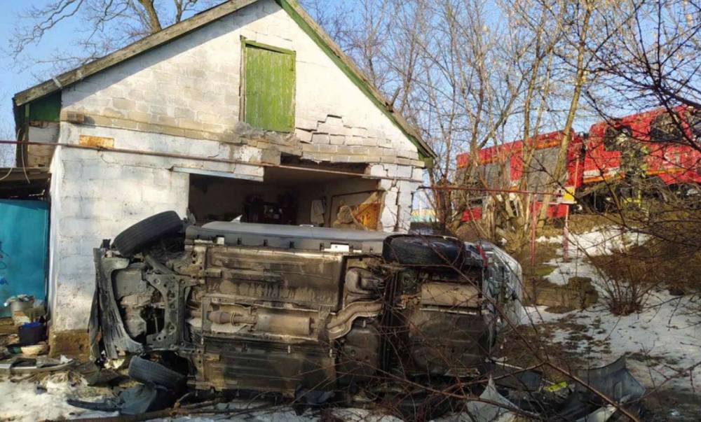 Авто с детьми влетело в частный дом под Днепром: кадры жуткого ДТП