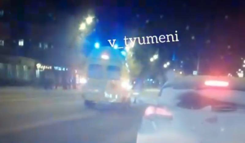 В Тюмени на улице Мельникайте произошло ДТП с машиной скорой помощи и пешеходом