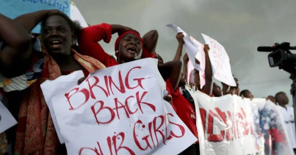 В Нигерии вооруженные люди напали на школу для девочек, похитив 300 учениц