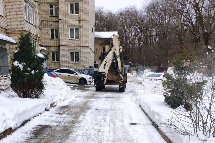 В Ставрополе после снегопадов мусорщики с трудом пробираются к контейнерам