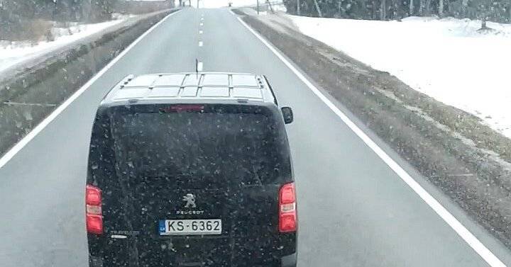 ВИДЕО: Водитель Кандавской краевой думы не дает себя обогнать на шоссе