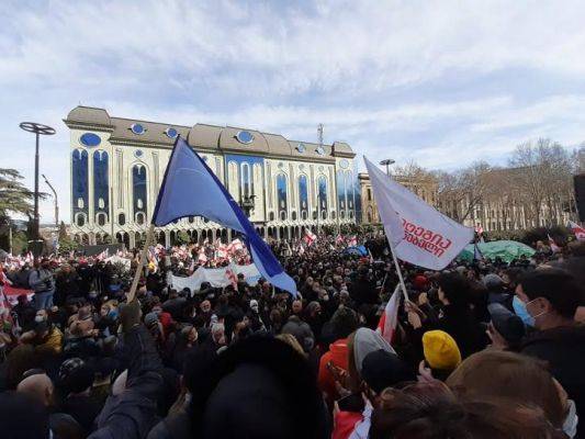Марш, митинг и палатки — оппозиция Грузии выступила против властей