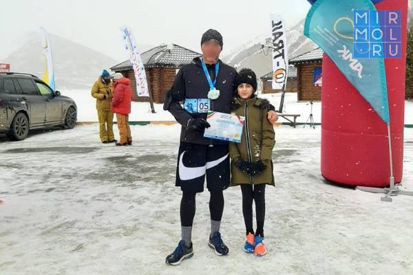 Росгвардеец из Дагестана с дочерью стали участниками высокогорного марафона в Чечне