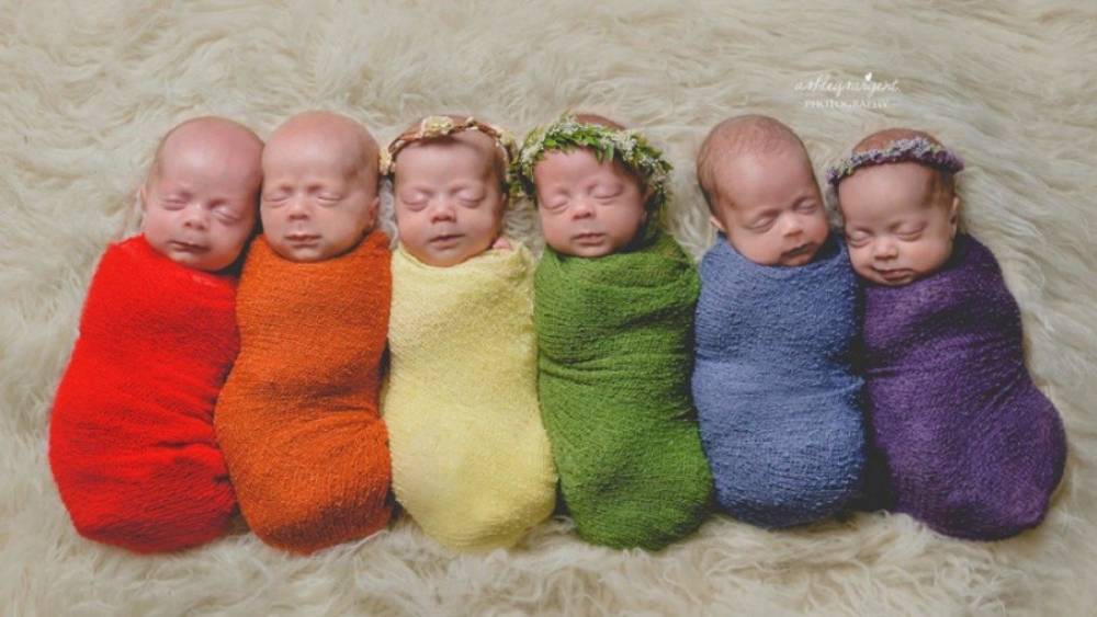 Беременная 6 детьми: поразительная фотосессия детей после рождения