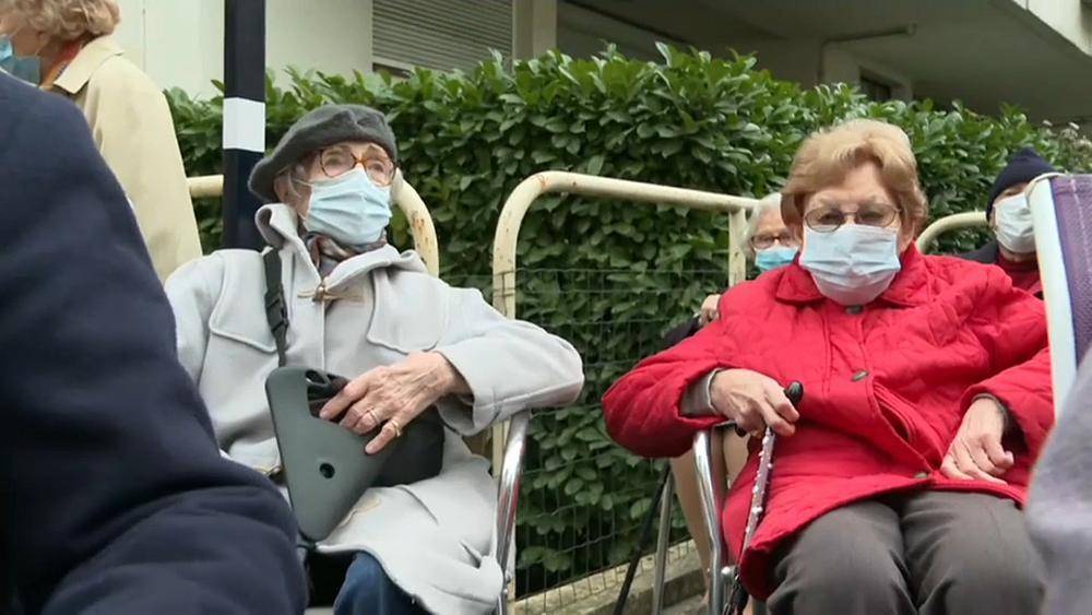 "Дайте нам вакцину!": акция протеста в доме престарелых в Бордо