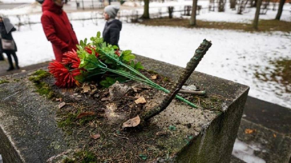 МИД Латвии получил от России ноту протеста из-за осквернения советского мемориала