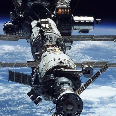 Российские члены экипажа МКС закрыли люк в промежуточную камеру модуля "Звезда"