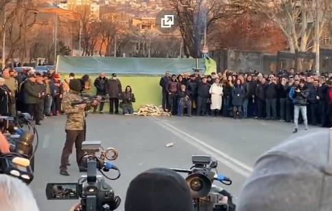 В Ереване на одной из площадей устроили постановку расстрела Пашиняна