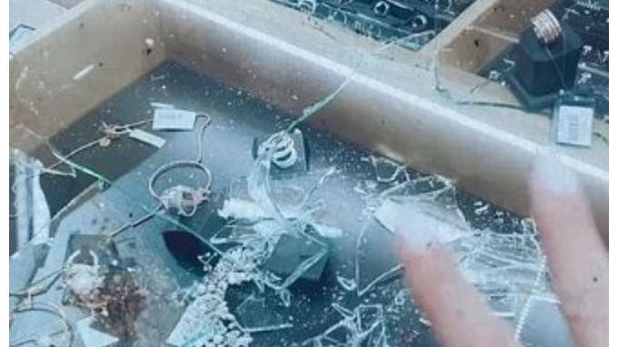 Российские дети-"единороги" напали на ювелирный магазин
