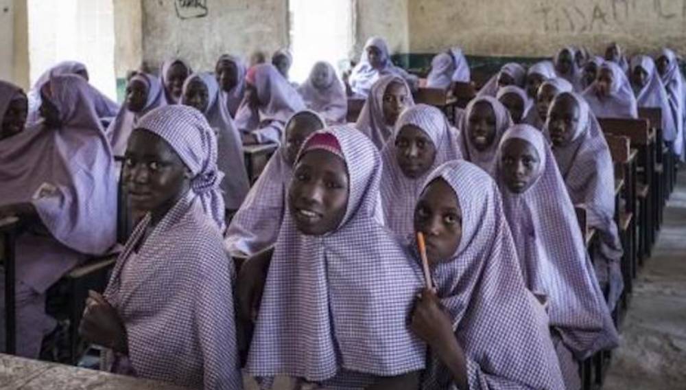 В Нигерии вооруженные боевики похитили более 300 учениц школы-интерната