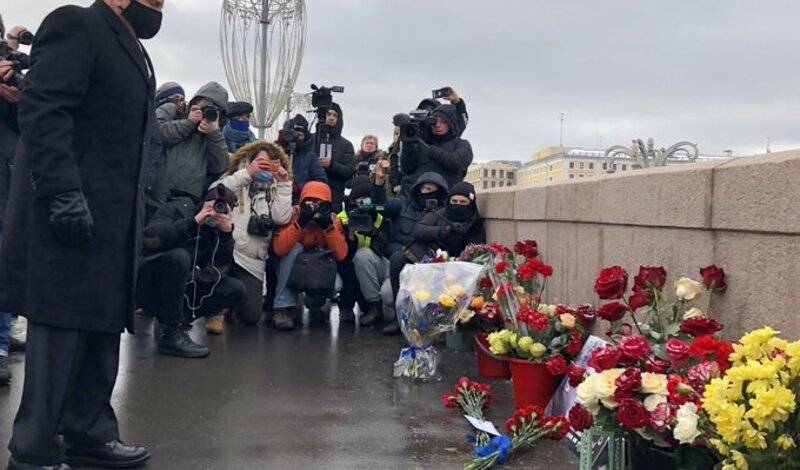 Послы США, Великобритании и Латвии возложили цветы к мемориалу Бориса Немцова