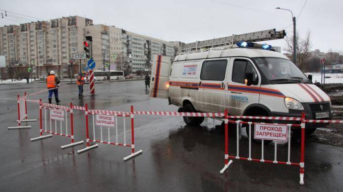 Специалисты "Теплосети" чинят прорвавшуюся на Севастопольской улице трубу