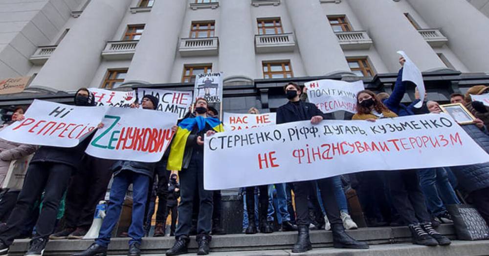 В Киеве на Банковой началась акция протеста в поддержку Стерненко (ФОТО)