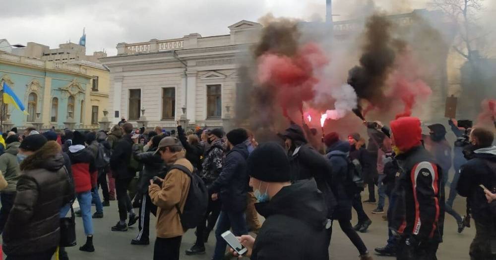 Митингующие в поддержку Стерненко зажгли фаеры и двинулись маршем в сторону Рады (фото, видео)