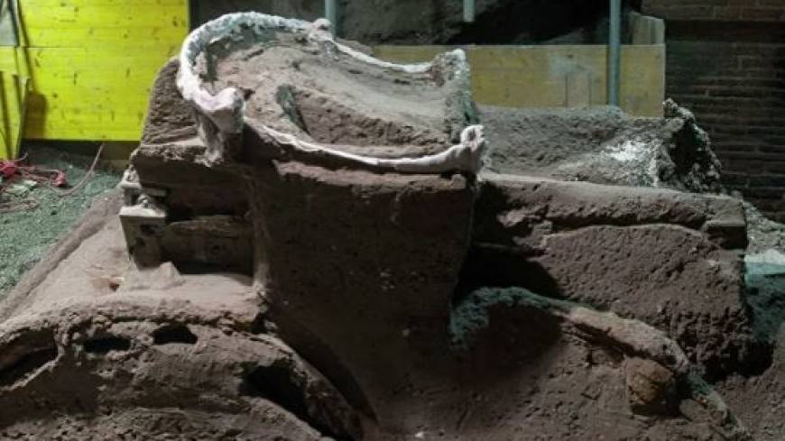 Археологи обнаружили в Помпеях уникальную колесницу