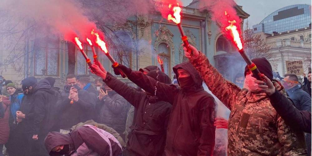 Участники акции в поддержку Стерненко с файерами двинулись к Генпрокуратуре — фото, видео
