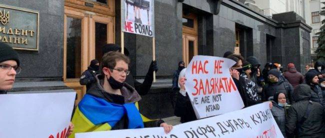 В Киеве проходит акция в поддержку Стерненко. Колонна направилась от ОПУ к Венедиктовой