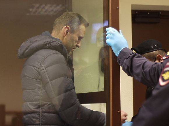 СМИ: Навального доставили в колонию и отправили на карантин