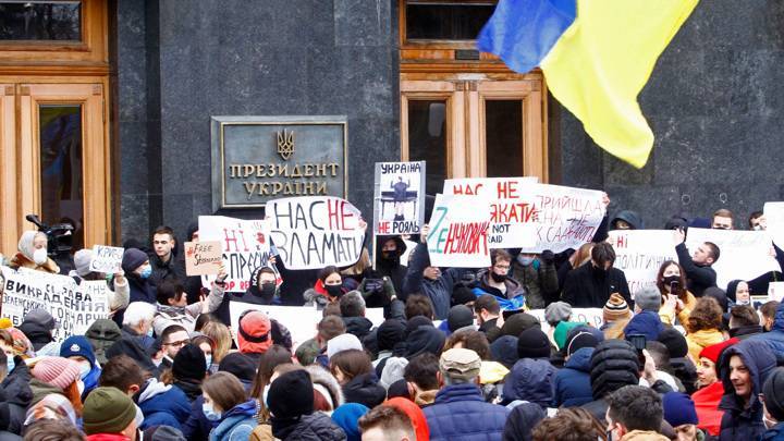 Сотни радикалов пришли к офисам президента и генпрокурора Украины