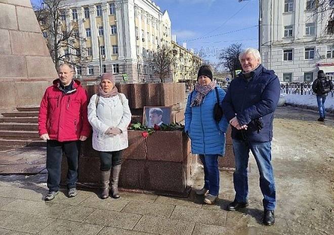 В центре Рязани провели акцию памяти Бориса Немцова
