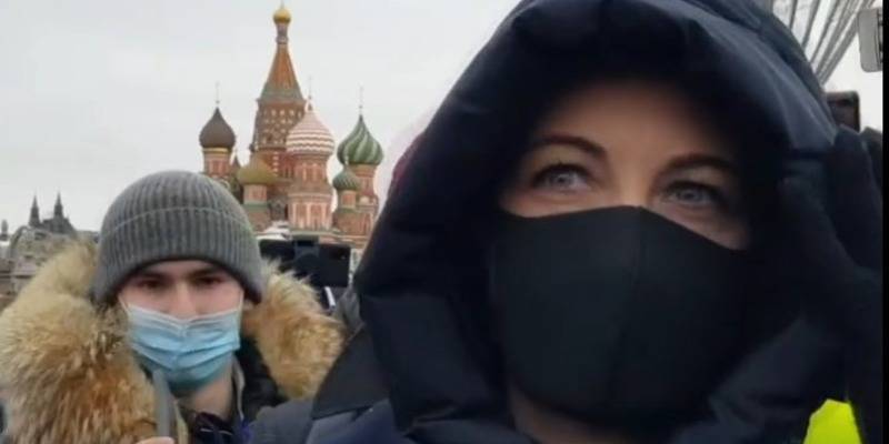 Акция памяти Бориса Немцова – Юлия Навальная пришла возложить цветы к мемориалу - ТЕЛЕГРАФ