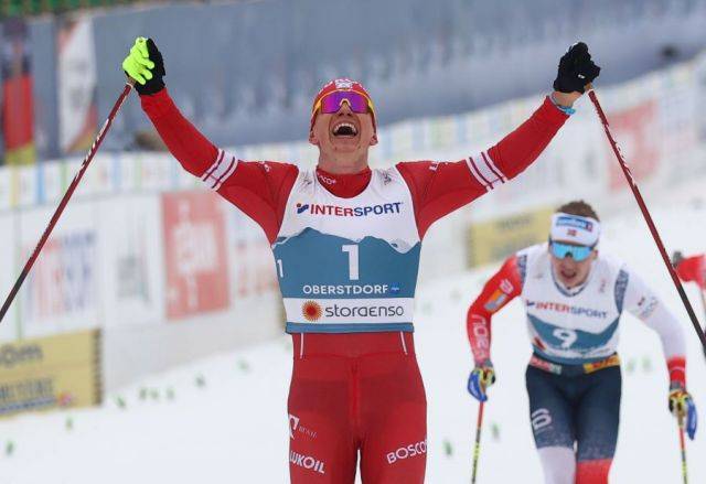 Лыжник Александр Большунов стал чемпионом мира в скиатлоне