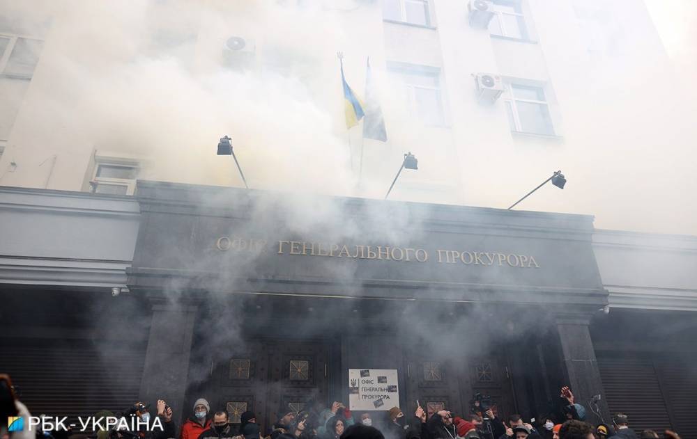 Протесты в Киеве: здание Офиса генпрокурора забросали файерами