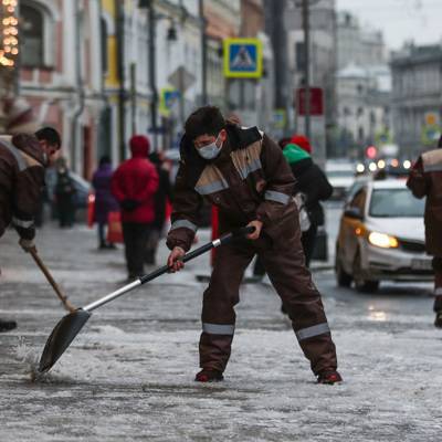 Дворы и тротуары в Москве обрабатываются против гололедицы