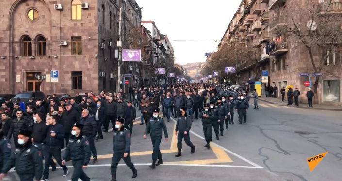 Сторонники "Движения по спасению Родины" провели шествие по улицам Еревана. Видео