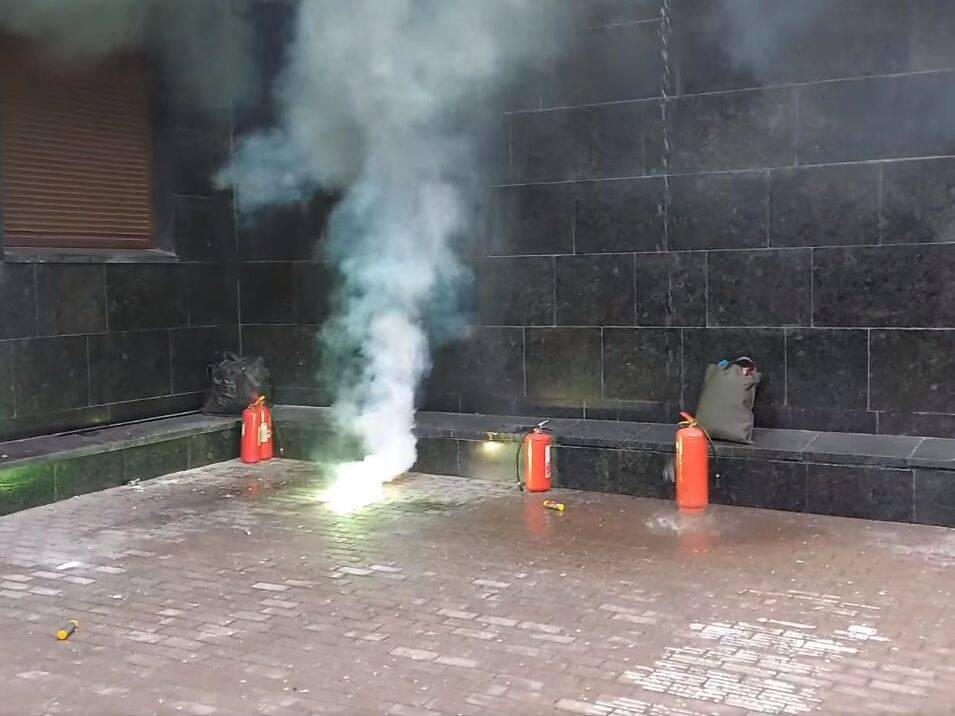 Сторонники Стерненко использовали файеры возле Офиса генпрокурора. Видео