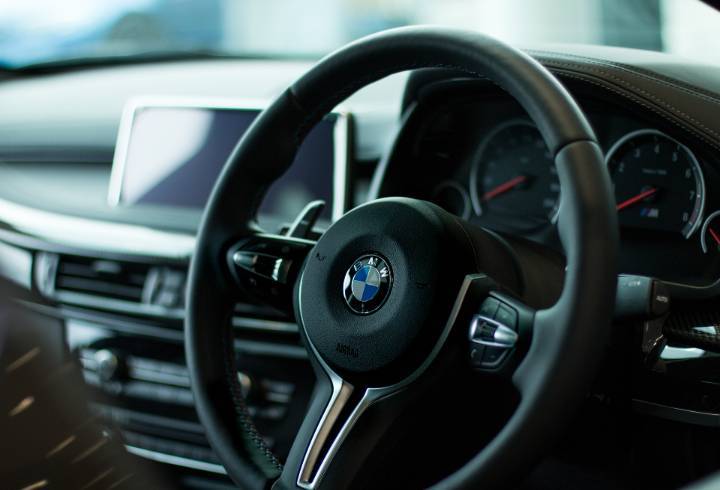 В Петербурге грабитель похитил более 4 миллионов из BMW предпринимателя