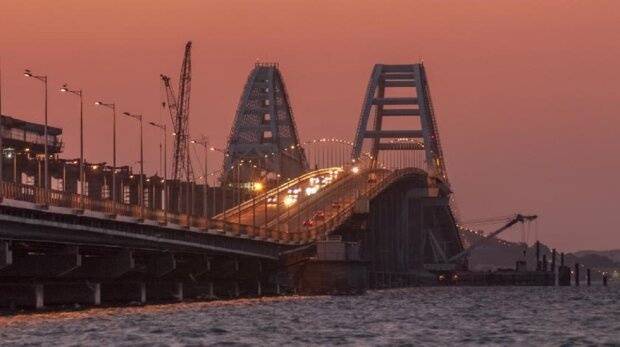 «Уйдет» в дыру: геолог рассказал, как может исчезнуть Керченский мост