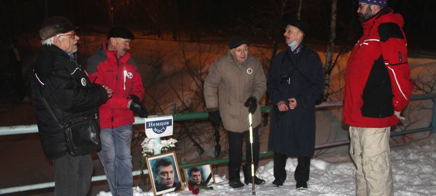 Жители Петрозаводска принесли цветы на символический "Немцов мост" (ФОТО)