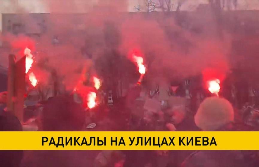В Киеве радикалы забросали пиротехникой офис генпрокурора