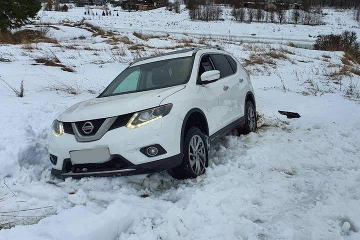 Ещё одну машину освободили из снежного плена в Тверской области