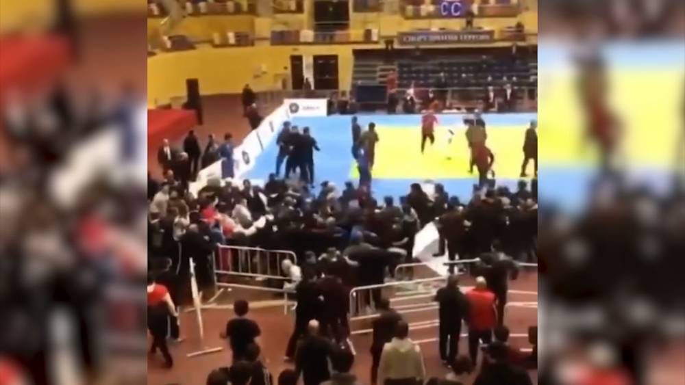 В Сеть попало видео драки спортсменов и болельщиков на турнире по дзюдо в Дагестане
