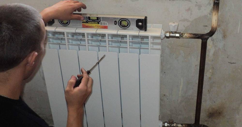 Почему мастера профи устанавливают радиаторы под небольшим наклоном