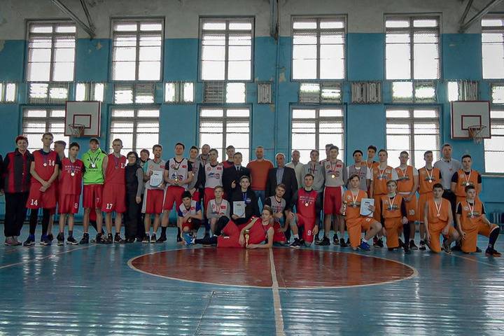 В Донецке провели первенство города по баскетболу среди юношей