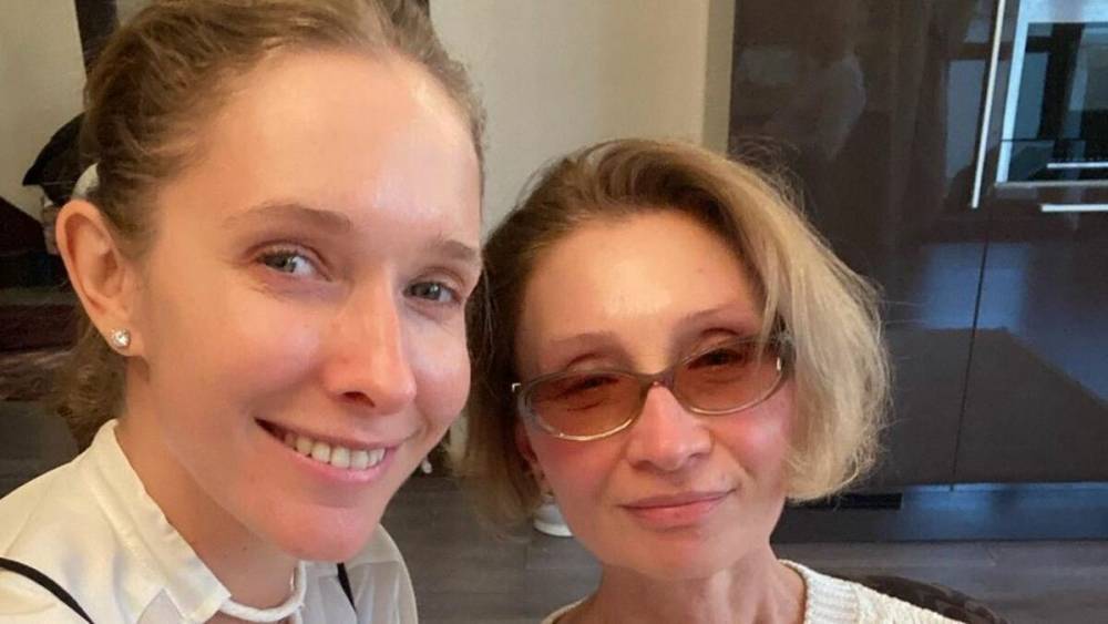 Катя Осадчая отметила день рождения мамы: яркие фото с застолья