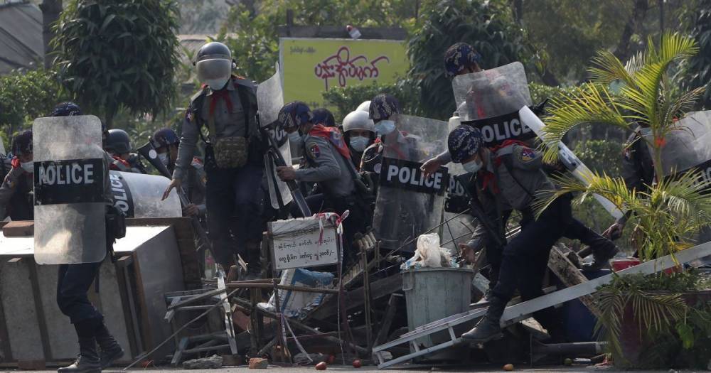 В Мьянме продолжается жестокий разгон протестующих: погибли не менее 7 человек (фото)