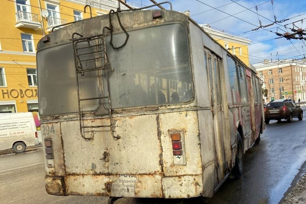 В Петрозаводске девочку зажало в дверях троллейбуса