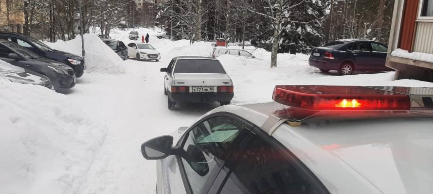 Пьяную женщину достали из-за руля автомобиля в городе горняков в Карелии
