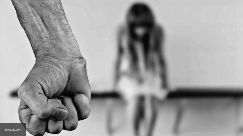 Житель Ленобласти изнасиловал школьницу на глазах у матери