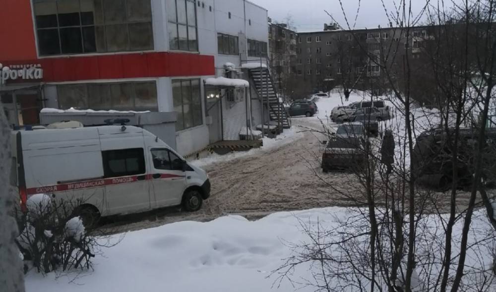 Скорая застряла во дворе Петрозаводска из-за неубранного снега