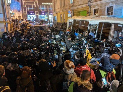 Фото дня: протестующие в России стоят в очереди в автозаки (ФОТО)