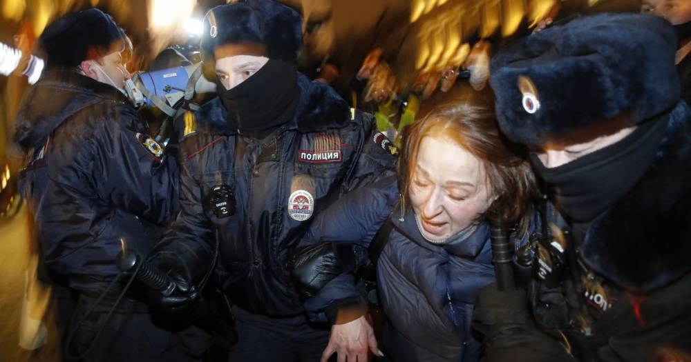 Протесты в России: силовики задержали более 900 человек