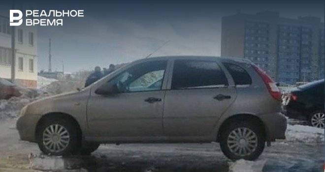 Соцсети: в Набережных Челнах дворники убрали снег, оставив машину на снежных «кирпичиках»