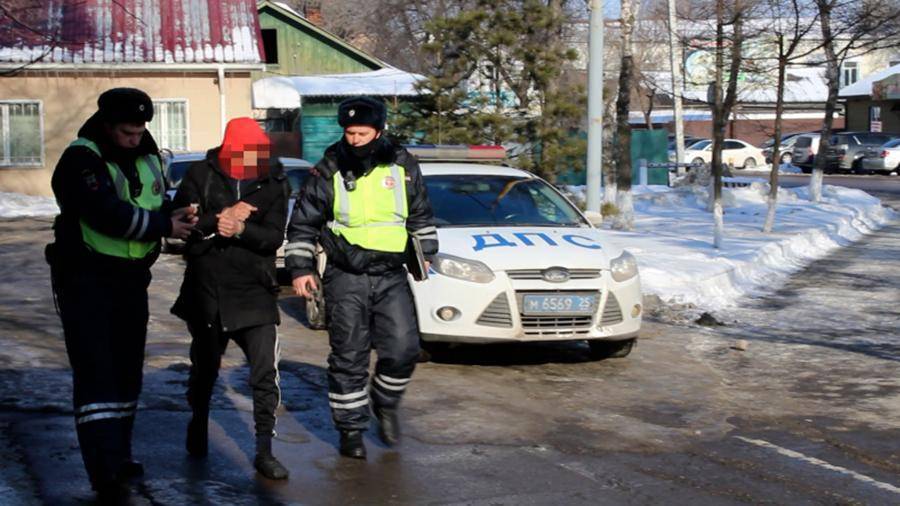 В Приморье пьяный мужчина угнал автобус и протаранил машины полиции