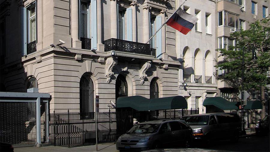 Вандал испачкал краской здание генконсульства России в Нью-Йорке